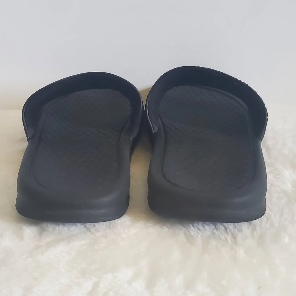𝅺NIKE Benassi Black Slider Sandals Size Youth 1